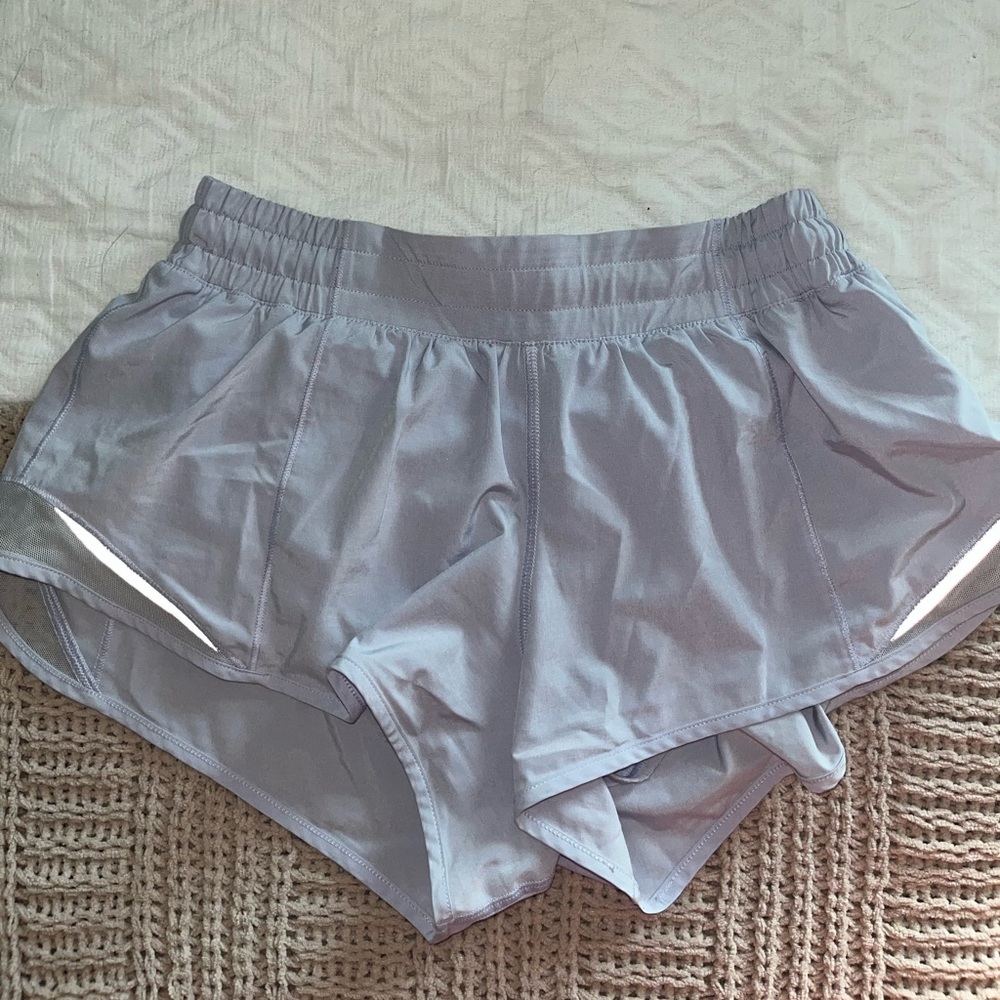 Lululemon hotty hot shorts 2.5” daydream size 6
